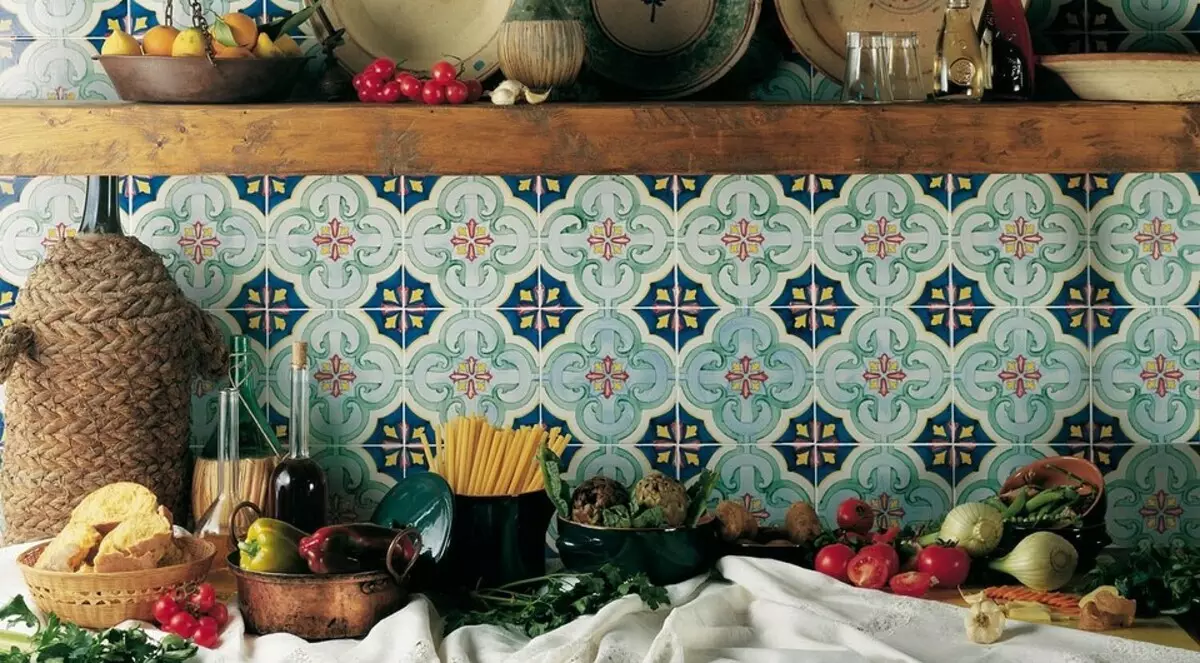 桌面从厨房的瓷砖用自己的手：逐步说明和灵感的例子