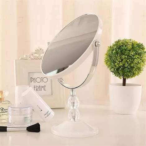 白い化粧鏡