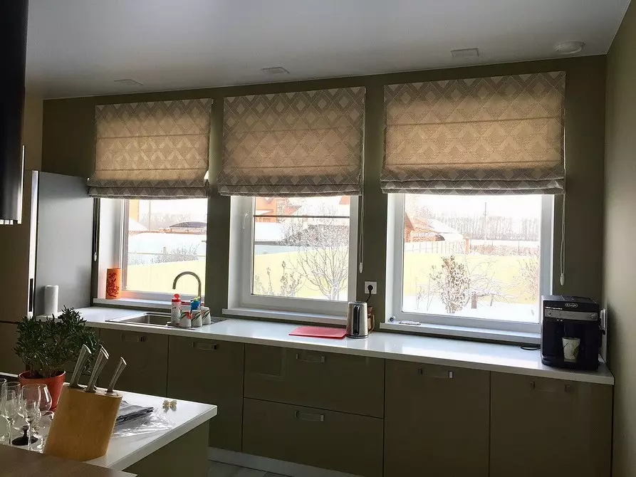 Cortinas romanas na cozinha: modelos atuais, dicas de seleção e 40 fotos no interior 9365_36