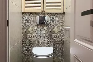 Niet-gemakkelijke keramiek: 60 ontwerpideeën voor het gebruik van tegels in het toilet 9369_1