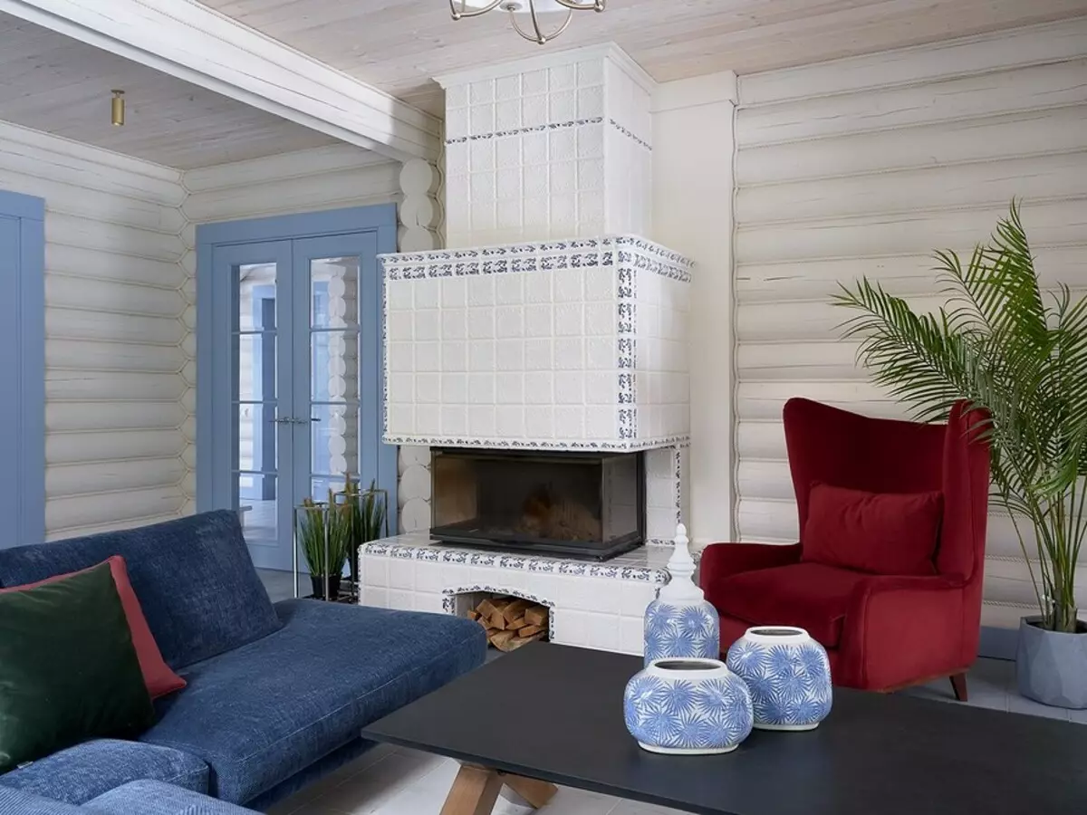 トーンの暖炉と古典的な家具を持つ居心地の良い木造住宅 9381_42