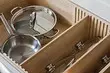 Како складиштење посуда у кухињи да буде прикладан: 6 паметних решења