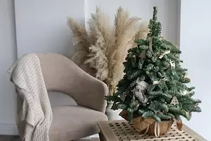 小さなアパートのクリスマスツリーのための場所を見つける方法：所有者のための6つの解決策 939_1