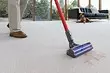 Jak čistit koberec doma: 4 Efektivní způsoby a tipy péče
