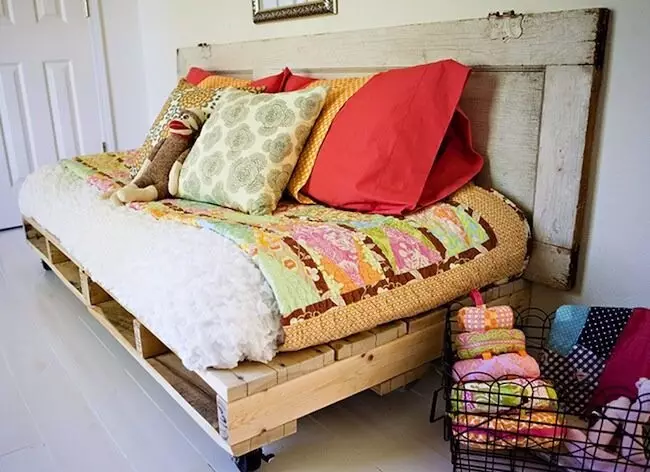 Como fazer uma cama de forma independente de paletes: instruções passo a passo 9432_44