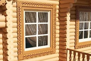 Geschnitzte Platbands an den Fenstern in einem Holzhaus: Muttersnitm und installieren Sie es selbst 9481_1