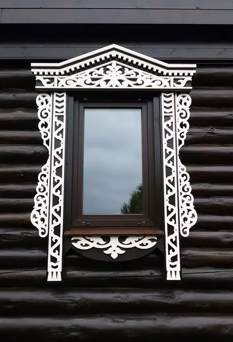 Izrezbarene platbands na prozorima u drvenoj kući: materinym i instalirati to učiniti sami 9481_11