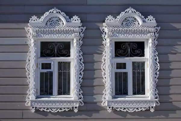 Patbands esculpidos nas janelas em uma casa de madeira: maternitym e instalar faz você mesmo 9481_14
