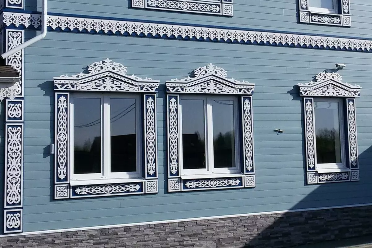 Geschnitzte Platbands an den Fenstern in einem Holzhaus: Muttersnitm und installieren Sie es selbst 9481_15
