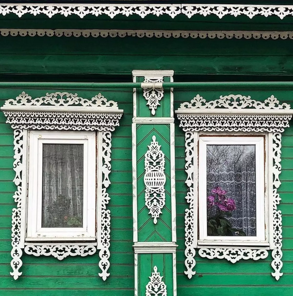 Patbands esculpidos nas janelas em uma casa de madeira: maternitym e instalar faz você mesmo 9481_16