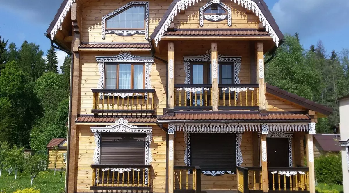 Geschnitzte Platbands an den Fenstern in einem Holzhaus: Muttersnitm und installieren Sie es selbst