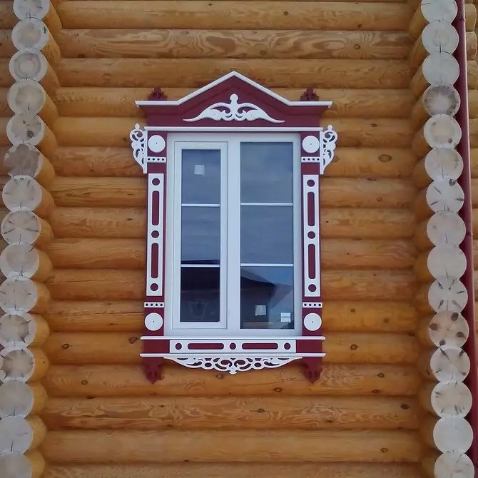 लाकडी घरामध्ये खिडकीवर कोरलेली प्लॅटबँड: मातृत्व आणि स्थापित करा स्वतःला करा 9481_29