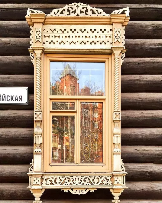 Platbands tallados en las ventanas en una casa de madera: Maternitym e Install hágalo usted mismo 9481_31
