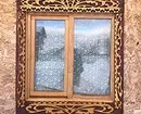 Geschnitzte Platbands an den Fenstern in einem Holzhaus: Muttersnitm und installieren Sie es selbst 9481_35