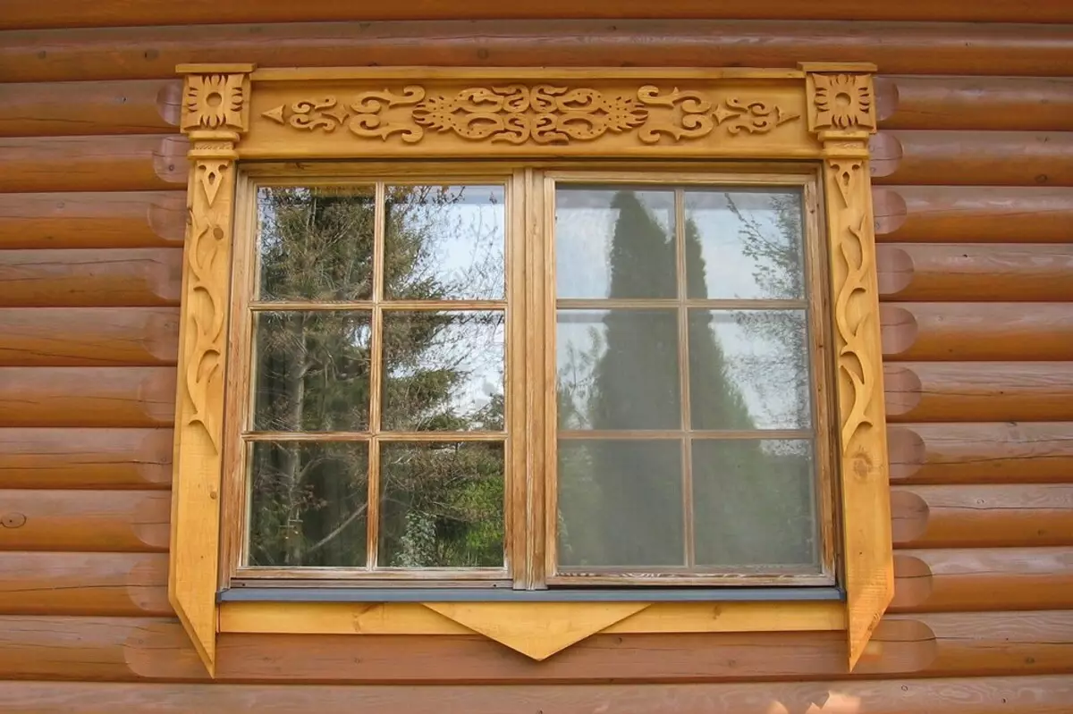 लाकडी घरामध्ये खिडकीवर कोरलेली प्लॅटबँड: मातृत्व आणि स्थापित करा स्वतःला करा 9481_37