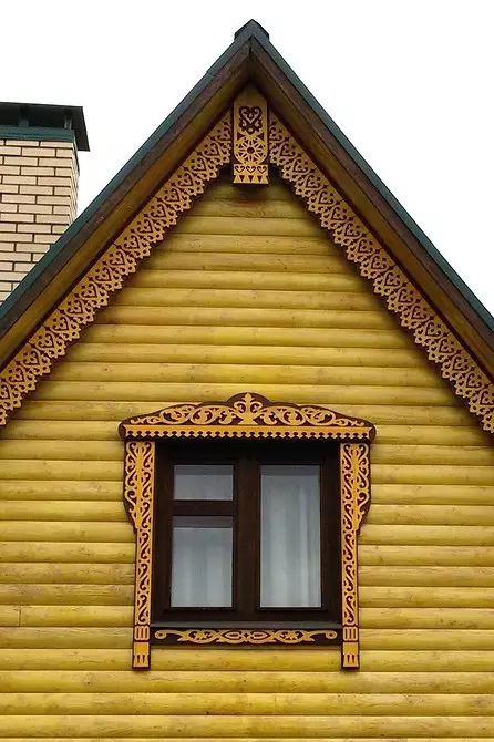Gesneden platbanden op de ramen in een houten huis: MaternityM en installeer het zelf 9481_38