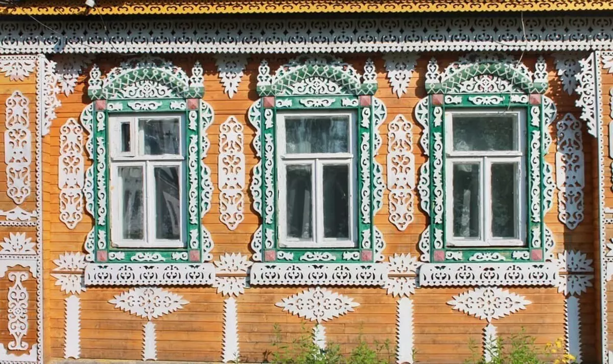 Platbandas talladas nas fiestras dunha casa de madeira: Maternitym e instalar facelo só 9481_62