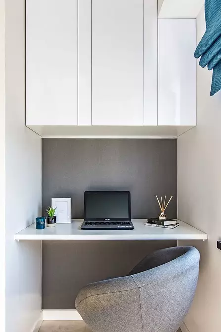 Odnushka minimalistă cu un cabinet pe loggia 9485_38