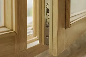 Com aïllar les finestres de fusta: 5 maneres pressupostàries i la tecnologia de l'aïllament suec 9531_1