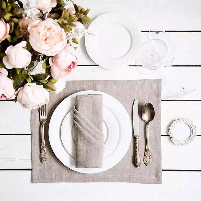 ¿Qué tan bellamente dobló las servilletas para una mesa festiva: 11 maneras de impresionar a sus invitados 9623_16