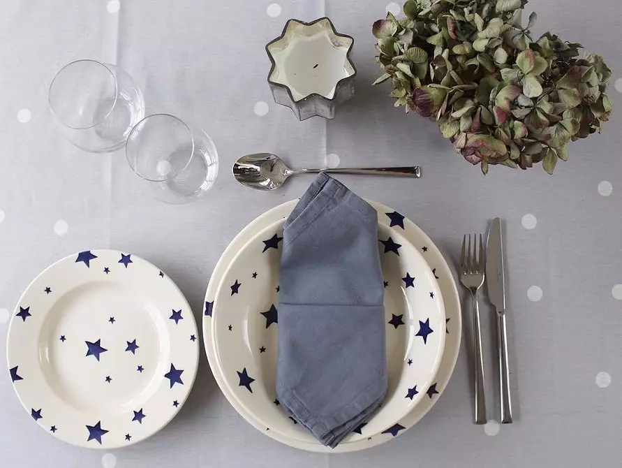 ¿Qué tan bellamente dobló las servilletas para una mesa festiva: 11 maneras de impresionar a sus invitados 9623_20