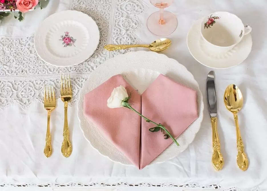 Hoe mooi gevouwen servetten voor een feestelijke tafel: 11 manieren om indruk te maken op uw gasten 9623_23