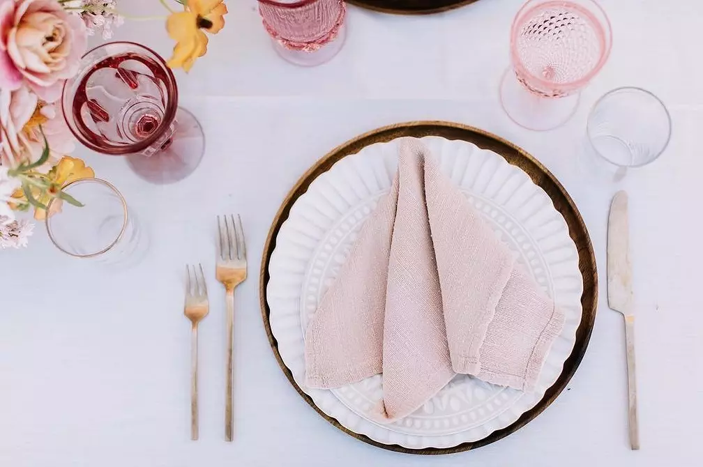 ¿Qué tan bellamente dobló las servilletas para una mesa festiva: 11 maneras de impresionar a sus invitados 9623_43