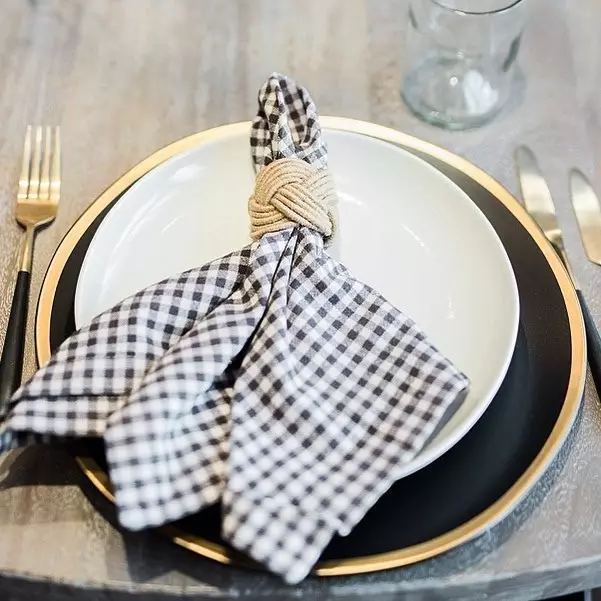 چگونه دستمال سفره های زیبا برای یک میز جشن: 11 راه برای تحت تاثیر قرار دادن مهمانان خود 9623_44