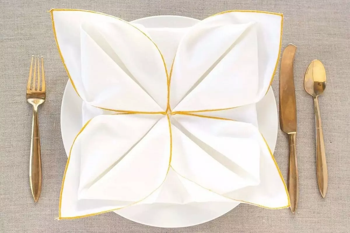 چگونه دستمال سفره های زیبا برای یک میز جشن: 11 راه برای تحت تاثیر قرار دادن مهمانان خود 9623_56