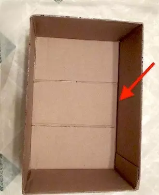 Κάνοντας ένα σπίτι μαριονέτας από το κουτί με τα χέρια σας: οδηγίες για τη δημιουργία μιας ασυνήθιστης διακόσμησης 9712_23