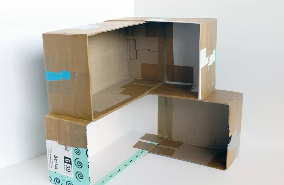 Izdelava lutkovne hiše iz škatle z lastnimi rokami: navodila za ustvarjanje nenavadne dekor 9712_28