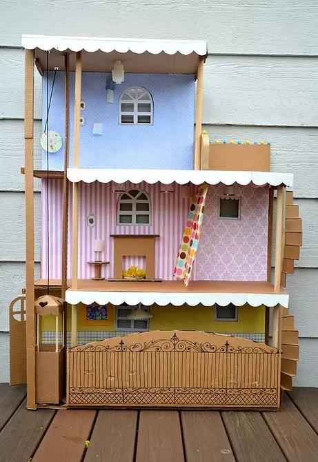 Izrada lutkarne kuće iz kutije s vlastitim rukama: upute za stvaranje neobičnog dekoracije 9712_31