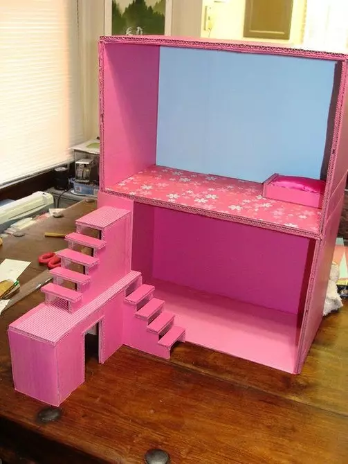 Fazendo uma casa de fantoche da caixa com suas próprias mãos: instruções para criar uma decoração incomum 9712_35