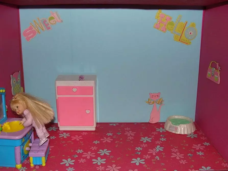 Осъществяване на куклена къща от кутията със собствените си ръце: инструкции за създаване на необичаен декор 9712_47