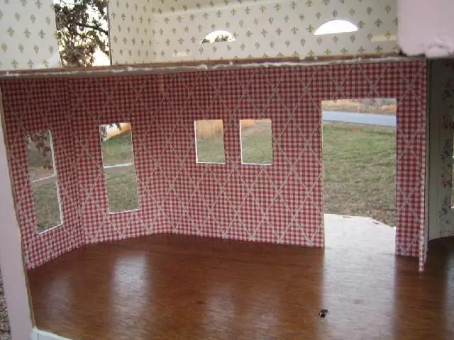 ساخت یک خانه عروسک از جعبه با دست خود: دستورالعمل برای ایجاد یک دکور غیر معمول 9712_62