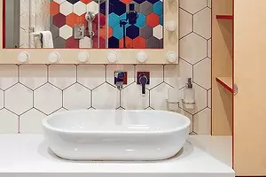 Життєрадісний інтер'єр ванної з кольоровою бруківкою і червоною затіркою 9744_1