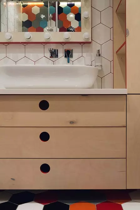 Kamar mandi interior ceria dengan ubin warna-warni dan grout merah 9744_10
