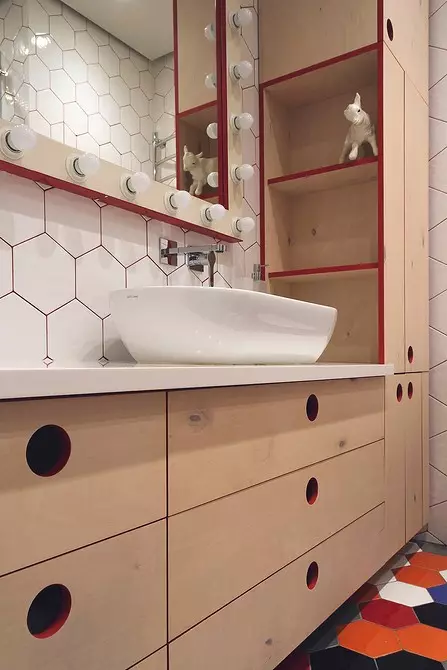Linksmas interjero vonios kambarys su spalvotomis plytelėmis ir raudonais skiedimais 9744_11