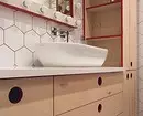 Vrolijke binnenbadkamer met veelkleurige tegels en rode voeg 9744_6