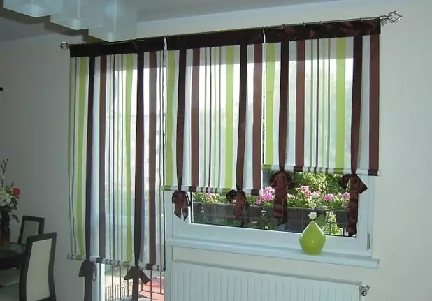 Балкон белән кухнядагы пәрдәләр: 14 Дизайн вариантлары 9760_60