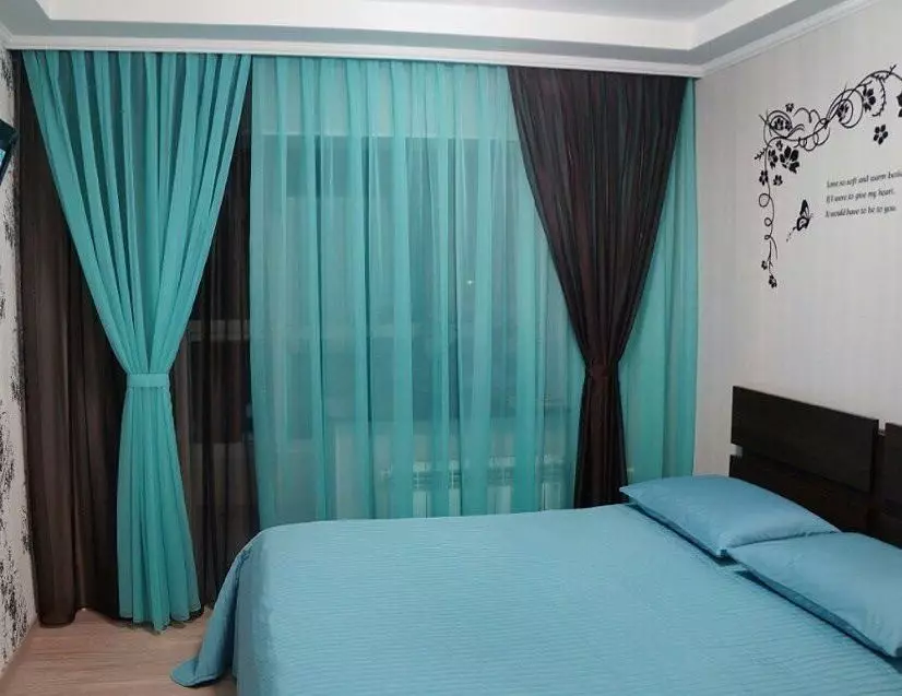 寝室のインテリアのターコイズ色の色：写真と70の新鮮なアイデア 9773_100