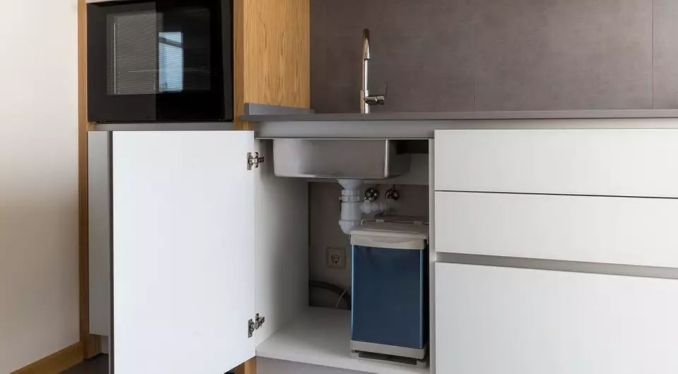 6 errors in the organization of the cabinet under the sink in the kitchen (you will be uncomfortable to use it)