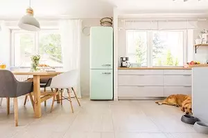How to use a place above the refrigerator: 7 solutions for those who do not want to lose and centimeter 9790_1