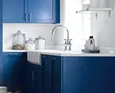 Giù bianco e grigio: 25+ cucine mozzafiato con facciate colorate 9815_3