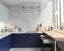 Navzdol bela in siva: 25+ omamljanje kuhinj z barvnimi fasadami 9815_4
