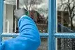 Como lavar janelas do lado de fora no andar alto: métodos verificados e regras de segurança