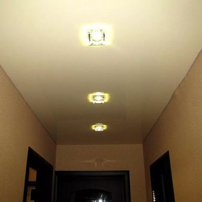 Zgjidhni tavanin e shtrirjes në korridor: Llojet dhe opsionet e dizajnit me foto 9838_13