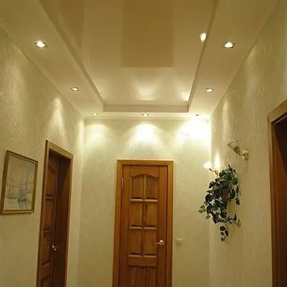 Selezionare il soffitto elasticizzato nel corridoio: tipi e opzioni di progettazione con le foto 9838_34