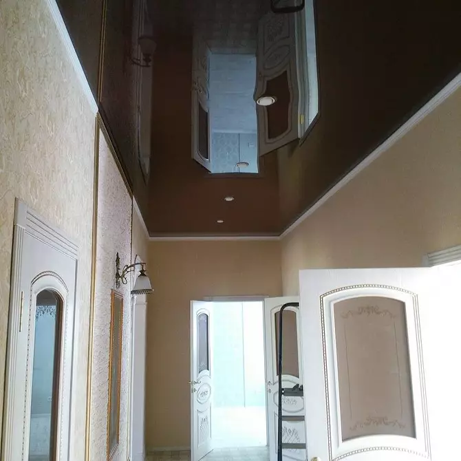 Zgjidhni tavanin e shtrirjes në korridor: Llojet dhe opsionet e dizajnit me foto 9838_44