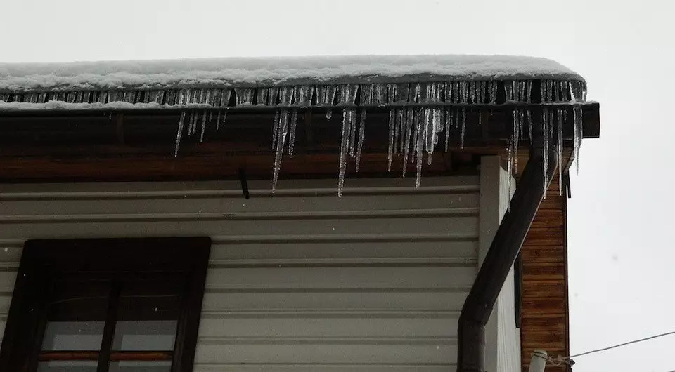 Icicles në qepezi në mesin e dimrave dhe ...